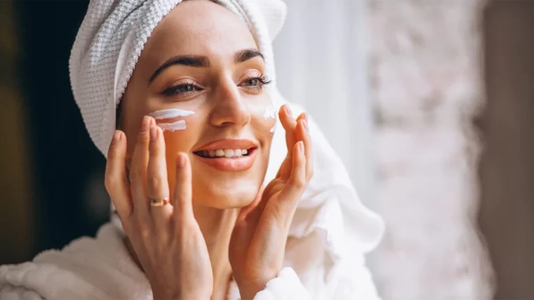 دختری که پوست چرب دارد و روی گونه هایش آبرسان می زند