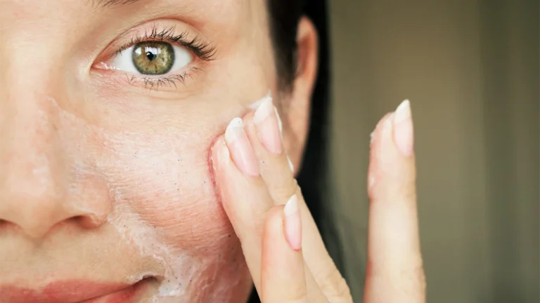 عکس از نصف صورت دختری که ژل کرم لایه بردار زده است