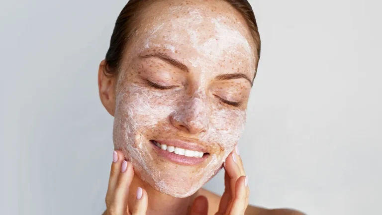 دختری که روی صورتش کرم لایه بردار زده است و چشم های خود را بسته است