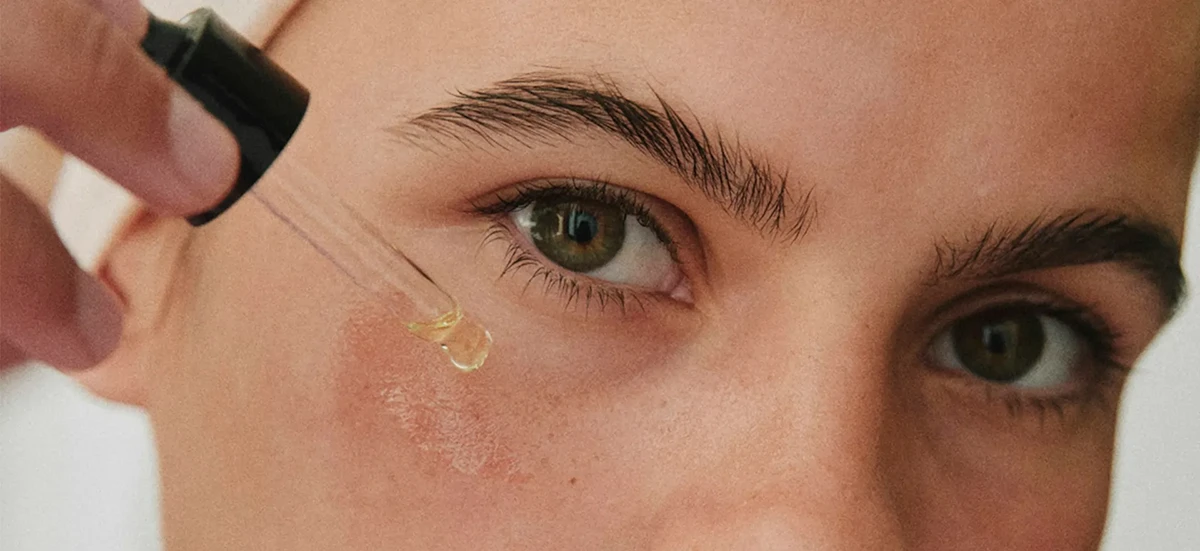 دختری که روی گونه اش سرم رتینول می زند